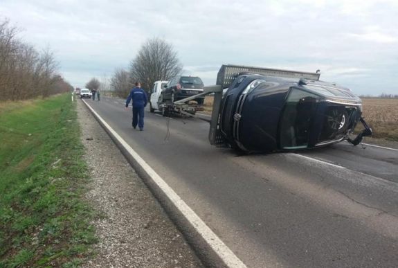 Leszakadt a román tréler vontatmánya, felborult egy mentőautó Berettyóújfalunál