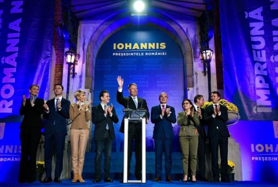 Klaus Johannis nagy arányú győzelmét hozta a második forduló (percről percre)