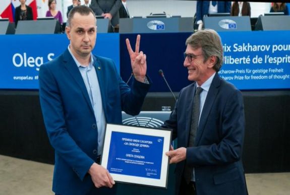 Oleh Szencov átvette a tavalyi évi Szaharov-díjat az Európai Parlamentben