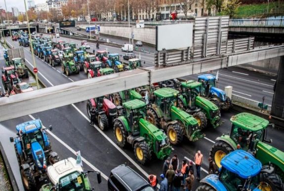 Traktorokkal torlaszolta el a párizsi körgyűrűt több száz francia gazda