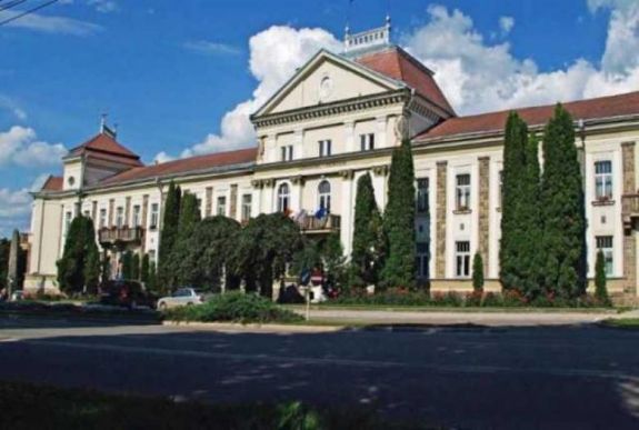 Az infláció mértékével emeli a helyi adókat Csíkszereda önkormányzata