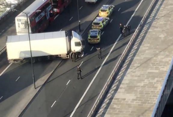 Terrortámadásként kezelik: meghalt két megkéselt ember a Londonban, az elkövetőt lelőtték