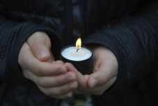 A jelentéssel teli rítusok segítenek a gyászfeldolgozásban – szakértővel beszélgettünk 