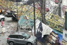 Daru zuhant egy Bukarest központjában közlekedő autóra, többen megsérültek