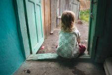 Még mindig 16 ezernél több olyan romániai gyermek van, akinek a szülei külföldön dolgoznak