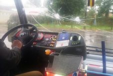 Nem állt meg a busz, betörte az ablakát egy csíkszeredai fiatal