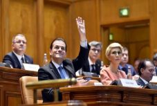 Letette az esküt az Orban-kormány az elnöki hivatalban (percről percre)