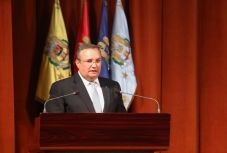 Új fejezet kezdődik az új védelmi miniszter életében 