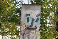 A berlini fal jókora darabját szállították Bukarestbe