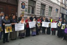 Peter Handke Nobel-díja ellen tüntettek a szarajevói svéd nagykövetség előtt