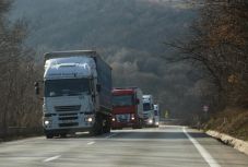 A határátkelők eltorlaszolásával fenyegetőznek a román kamionosok 