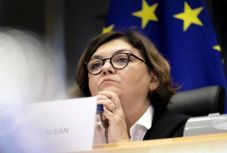 Von der Leyen eldöntötte, hogy melyik a román jelöltet szeretné a Bizottságban 