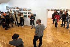 Hajléktalanként kollázsfricskákkal üzent a világnak – megnyílt Ion Bârlădeanu csíkszeredai kiállítása