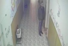 Feladta magát egy férfi, aki bement egy iskola női mosdójába