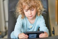 Kutatás: már a kétéves gyerekek fele „kütyüzik