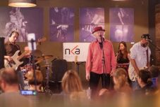 Müller Péter Sziámi: „Furcsa, de ráverünk népszerű fiatal zenekarokra rendszeresen”