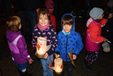 Libák, zsíros kenyér, lámpások – kolozsvári óvodások vonultak fel a Sétatéren Márton-napon