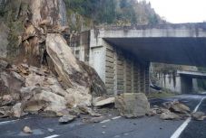 Szikla omlott a Transzfogarasi útra, állandó a lavinaveszély