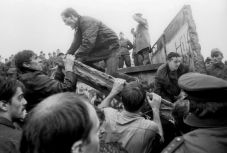 Harminc éve puszta kézzel fogtak hozzá a vasfüggöny lebontásához