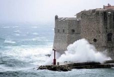 Szélviharral kísért heves esőzés söpört végig a horvát tengerparton