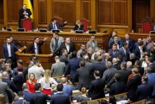 Heves tiltakozások mellett szavazta meg az ukrán parlament a termőföldpiac megnyitását