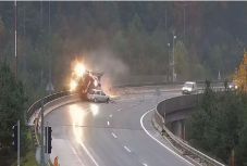 Mélybe taszította a magyar kamionost egy autó Szlovéniában