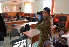 Tüzet nyitott társaira egy tanuló az orosz Távol-Keleten