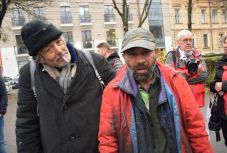 „Valamikor fényképész voltam, ma az utcán élek”  – rászorulóknak osztottak meleg ételt Kolozsváron