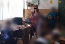 Felfüggesztett börtönre ítélték a tanítványait sértegető brassói tanítónőt