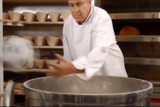 Felismered az erdélyi péket a Puskás Aréna promóciós filmjében?