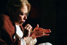 Elise Wilk és Kincses Réka emigrációról szóló előadásait mutatják be Marosvásárhelyen