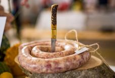 Kolbász és pálinkamustra: marosi a legjobb kolbász, csíkdelnei a legfinomabb pálinka!