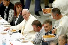 Ezerötszáz szegény ebédelt Ferenc pápával a Vatikánban