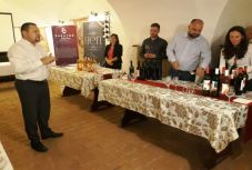 Külön programmal segítik a Kárpát-medencei magyar borokat