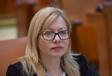 Koncentrációs tábor vezetőjéhez hasonlította Klaus Johannis államfőt Lia Olguţa Vasilescu