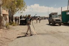 Többen meghaltak egy gyár elleni légi csapásban Tripoliban