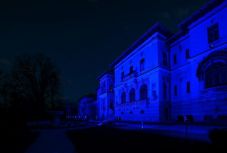 Kék fénybe borul péntek este a parlament épülete és a Cotroceni-palota