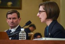 Sorra vallanak Trump ellen Ukrajna megzsarolásáról kormányzati tisztviselők