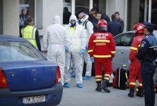 Kórházba kerültek a temesvári tömbházban vizsgálódó rendőrök