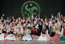 Együtt táncolnak, lakodalmaznak és keresztelnek is – 20 éves az Ördögtérgye Néptáncegyüttes