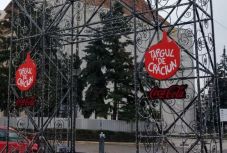 FRISSÍTVE - Hiányolja a magyar feliratokat a kolozsvári karácsonyi vásárról a Musai–Muszáj