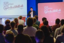 Gyere le a blokk elé – fiatalos megemlékezést tartanak a rendszerváltásról Kolozsváron