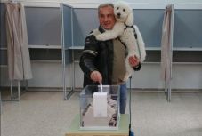 Közel 400 ezren szavaztak külföldön vasárnap 10 óráig