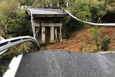 Leszakadt egy viadukt a súlyos árvízhelyzetben Észak-Olaszországban