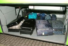 Bőröndökben buszoztatott Magyarországra nagy értékű drogot két romániai férfi