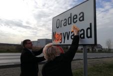Szúrja a szemet: lemázolták az egyik nagyváradi magyar helységnévtáblát