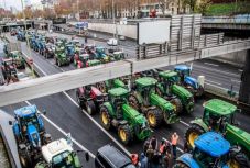 Traktorokkal torlaszolta el a párizsi körgyűrűt több száz francia gazda