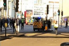 FRISSÍTVE - Többen megsebesültek egy késeléses támadásban Londonban