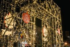 Magyarul is kiírták, hogy „karácsonyi vásár” a kolozsvári vásárkapura