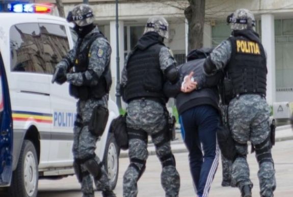 Hazaszöktek a svájci hatóságok elől, de elkapták őket